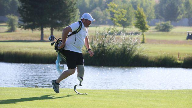 Golfer khuyết tật một chân dự giải golf tốc độ