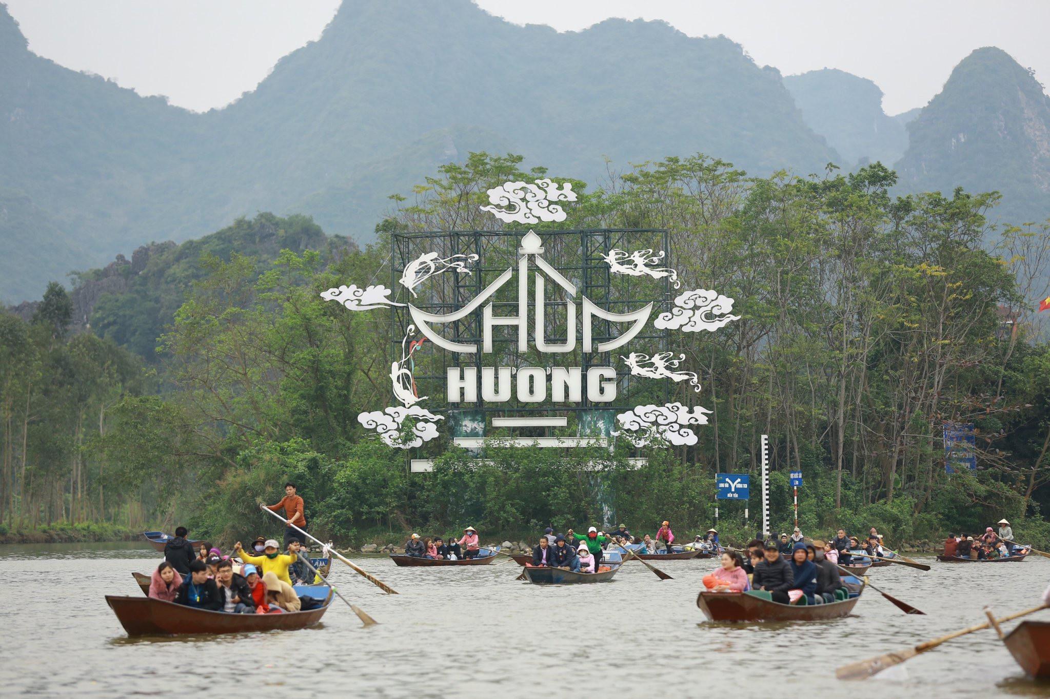 Tour du lịch Hà Nội Chùa Hương 1 ngày: Vãn cảnh chùa Hương – Động Hương Tích