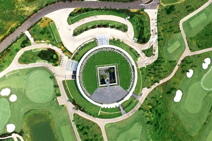 Sân golf Bà Nà Hill Golf Resort trên cao nhìn xuống